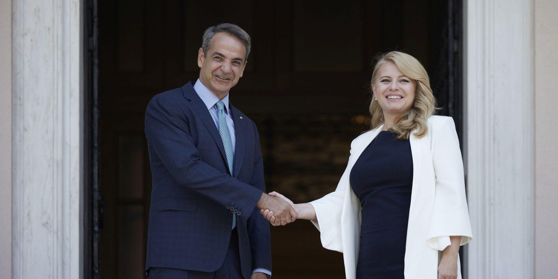 Ο Κυριάκος Μητσοτάκης με την Zuzana Čaputová έξω από το Μέγαρο Μαξίμου