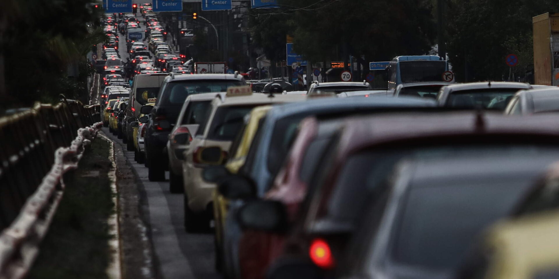 Ακινητοποιημένα αυτοκίνητα σε ώρα αιχμής με έντονη κίνηση στους δρόμους