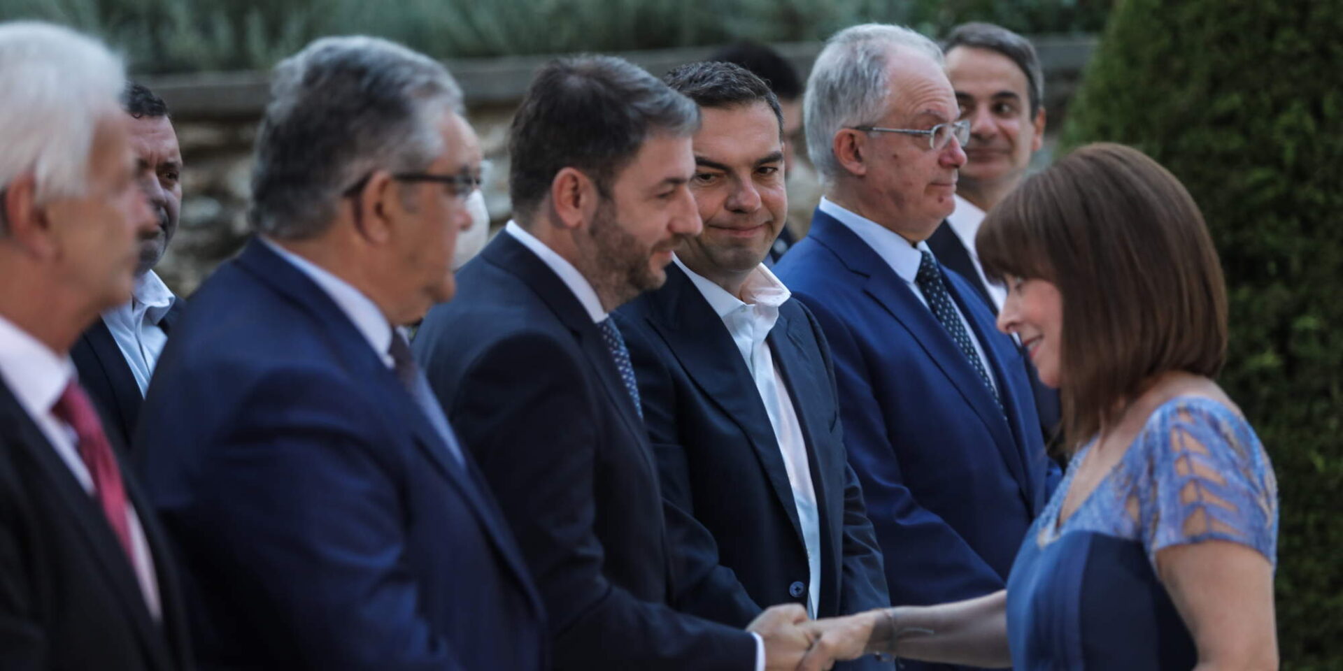 Η Πρόεδρος της Δημοκρατίας, Κατερίνα Σακελλαροπούλου χαιρετά τον Νίκο Ανδρουλάκη
