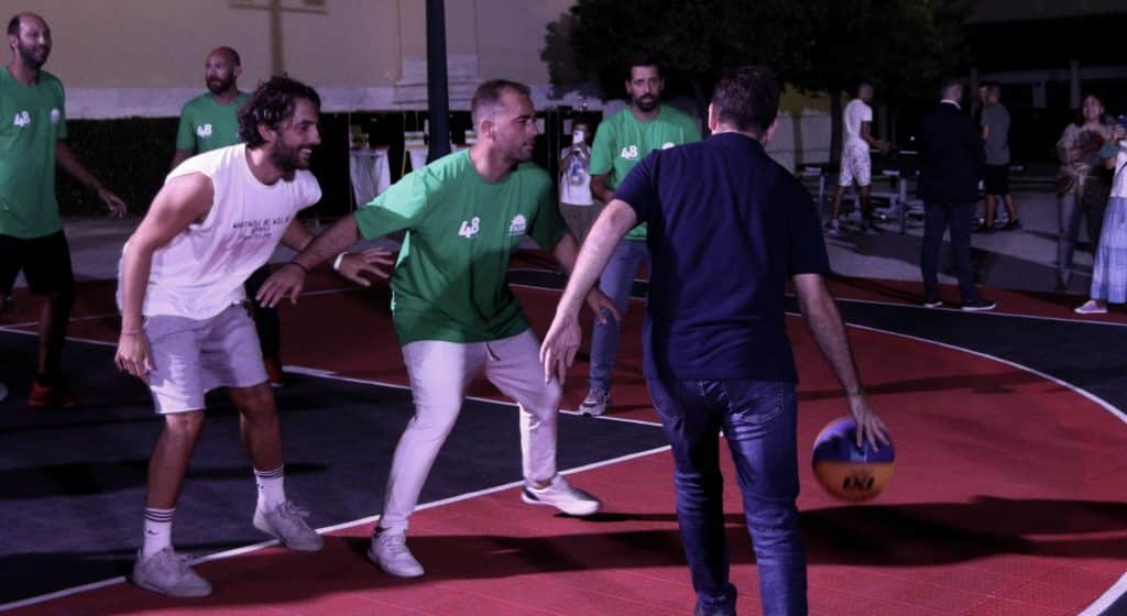 Ο Νίκος Ανδρουλάκης παίζει μπάσκετ στο Ζάππειο