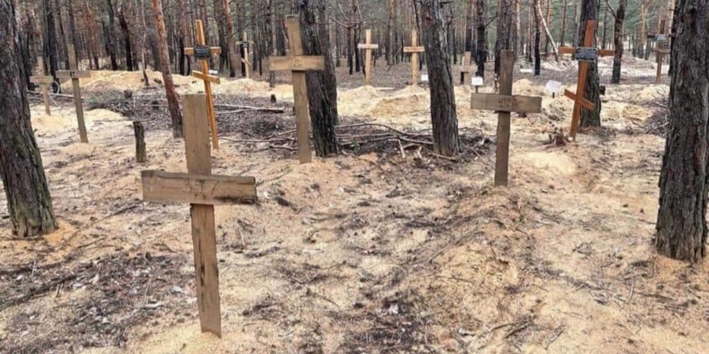 Ομαδικοί τάφοι στο Ιζιούμ στην επαρχία του Χαρκόβου στην Ουκρανία