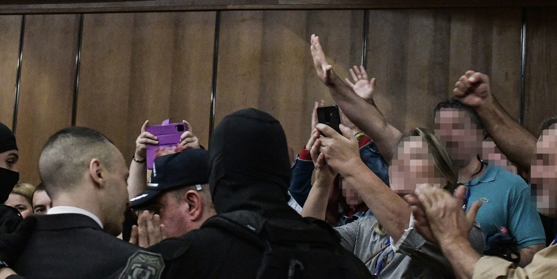 Οπαδός του Ηλία Κασιδιάρη χαιρετάει ναζιστικά στη δίκη της Χρυσής Αυγής