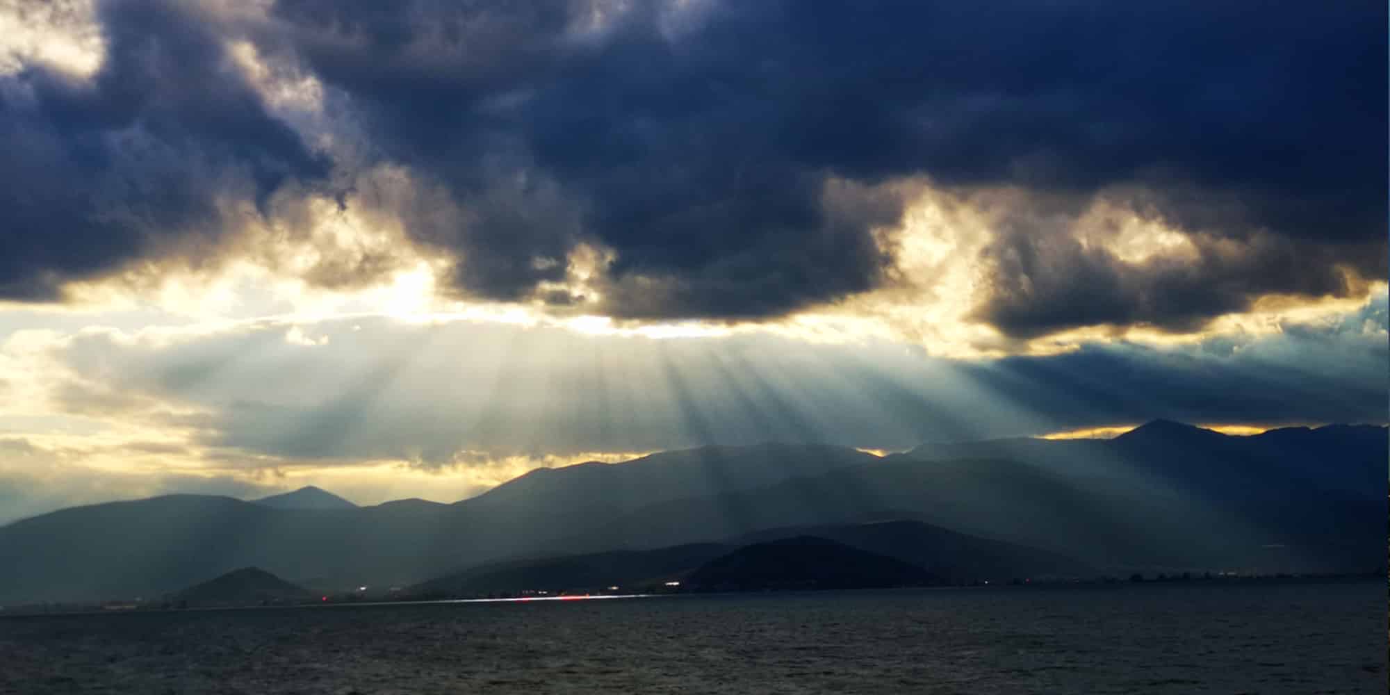 Ο συννεφιασμένος ουρανός του Ναυπλίου πάνω από τη θάλασσα