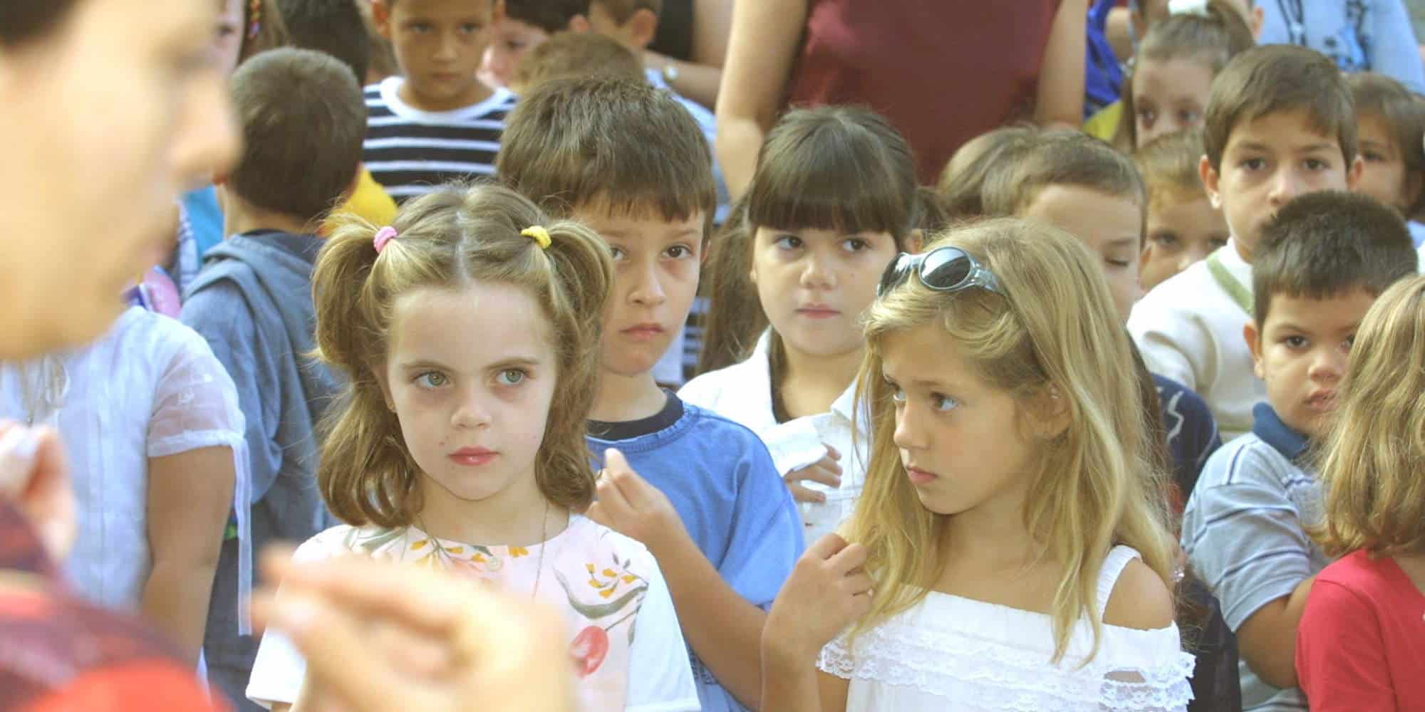 Παιδάκια στο σχολείο την ώρα της προσευχής