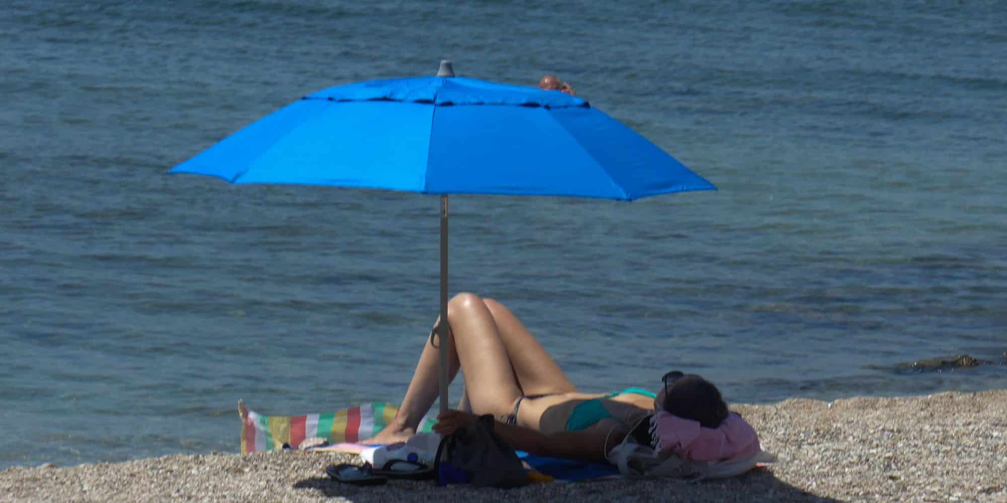 Κοπέλα κάνει ηλιοθεραπεία σε παραλία