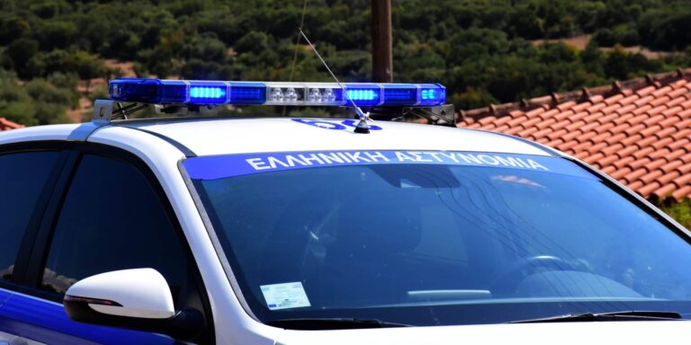Αλλοδαποί προσπάθησαν να αρπάξουν ελληνική σημαία στη Ρόδο – Πόσταραν το βίντεο στα social media