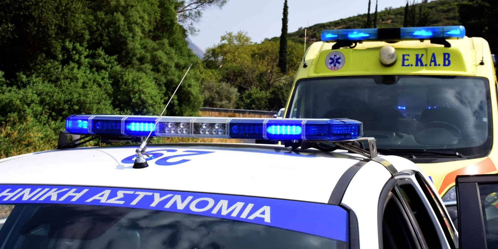 Περιπολικό της Αστυνομίας και ασθενοφόρο του ΕΚΑΒ