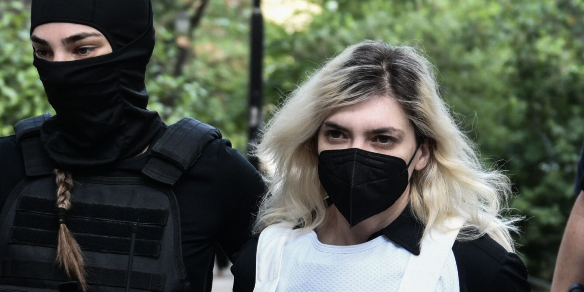 Η Ρούλα Πισπιρίγκου με μαύρη μάσκα πάει στην απολογία της