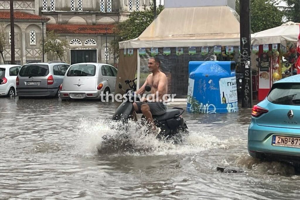 Οδηγός με μηχανάκι προσπαθεί να περάσει πλημμυρισμένο δρόμο στην Θεσσαλονίκη