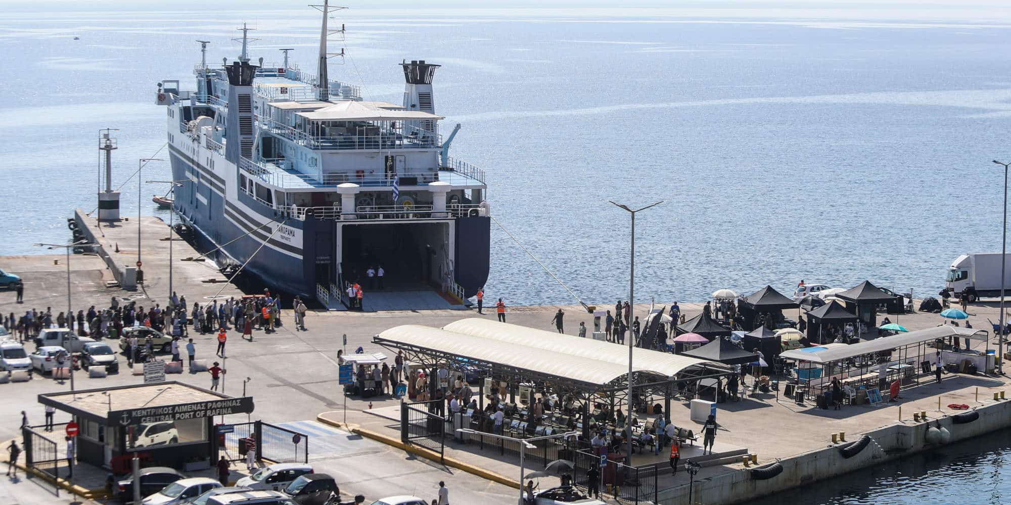 Πλοίο δένει στο λιμάνι της Ραφήνας
