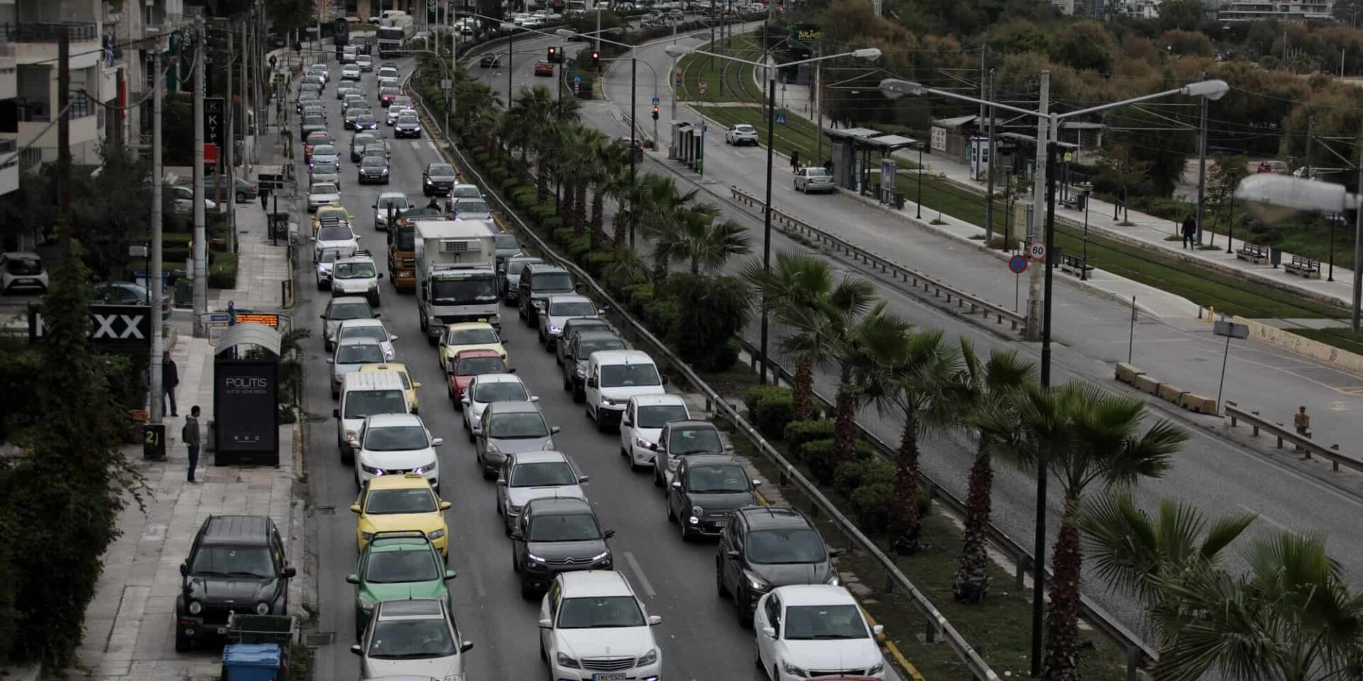 Αυτοκίνητα στη λεωφόρο Ποσειδώνος