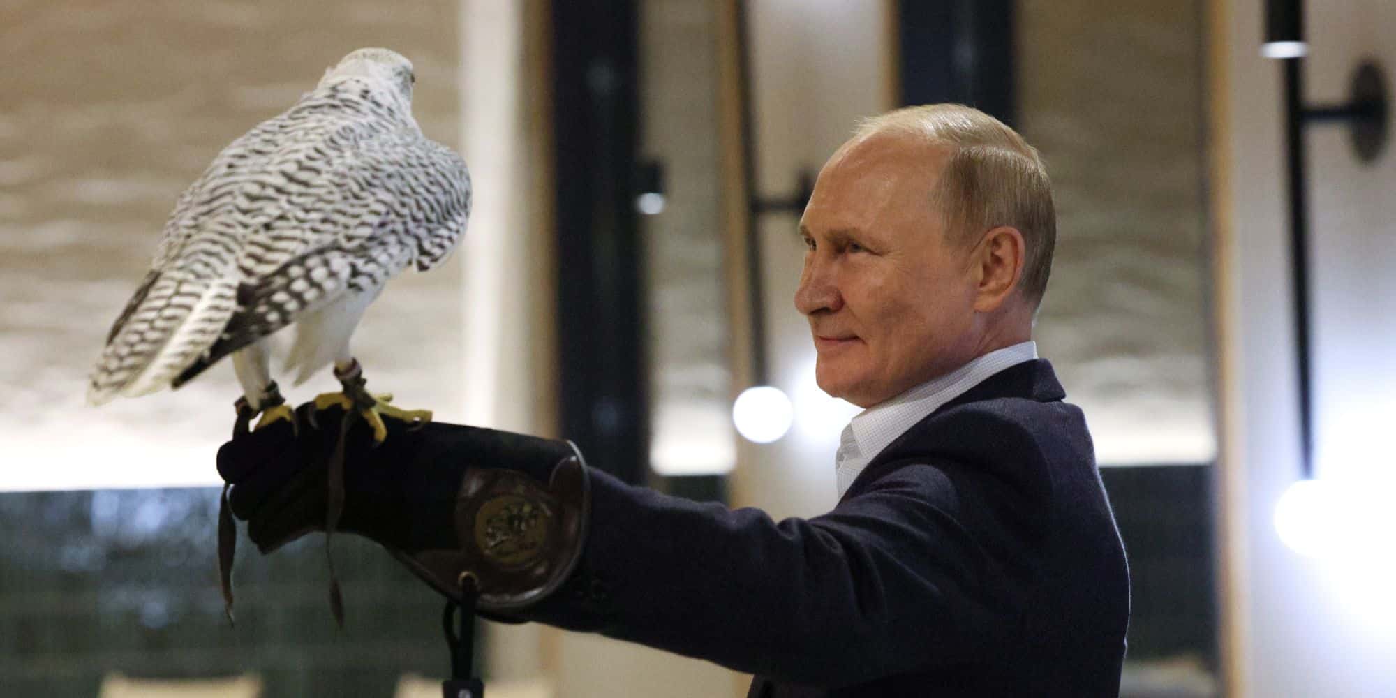 Ο Βλαντιμίρ Πούτιν κρατά έναν αετό στα χέρια του