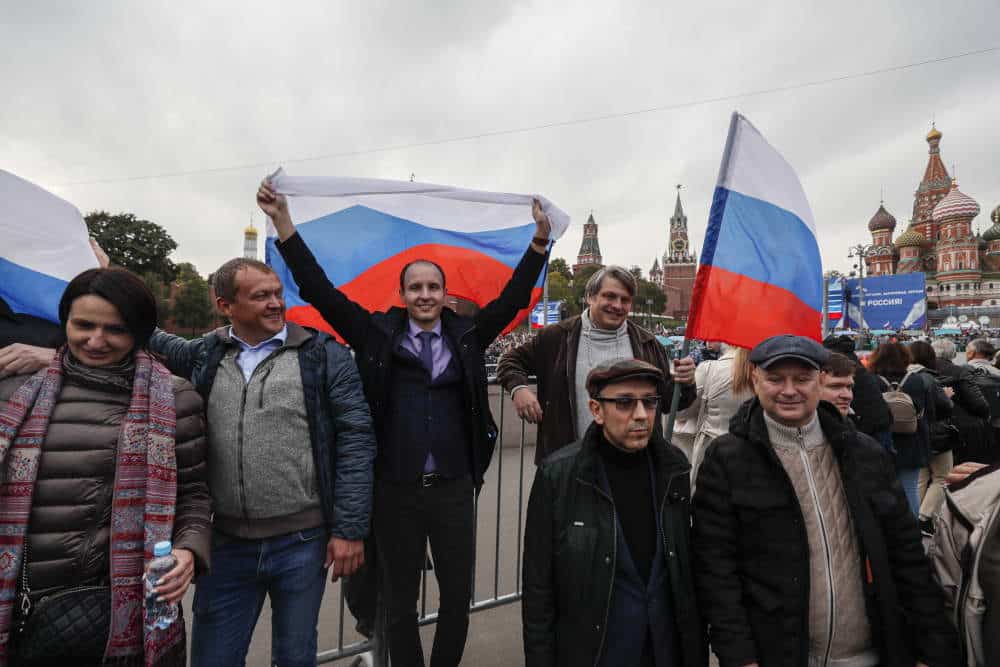 Πολίτες με σημαίες της Ρωσίας συγκεντρώθηκαν στην Κόκκινη Πλατεία