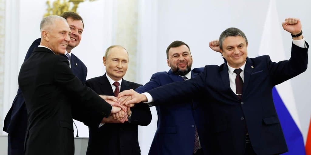 Ο Βλαντιμίρ Πούτιν πανηγυρίζει με τους φιλορώσους αυτονομιστές