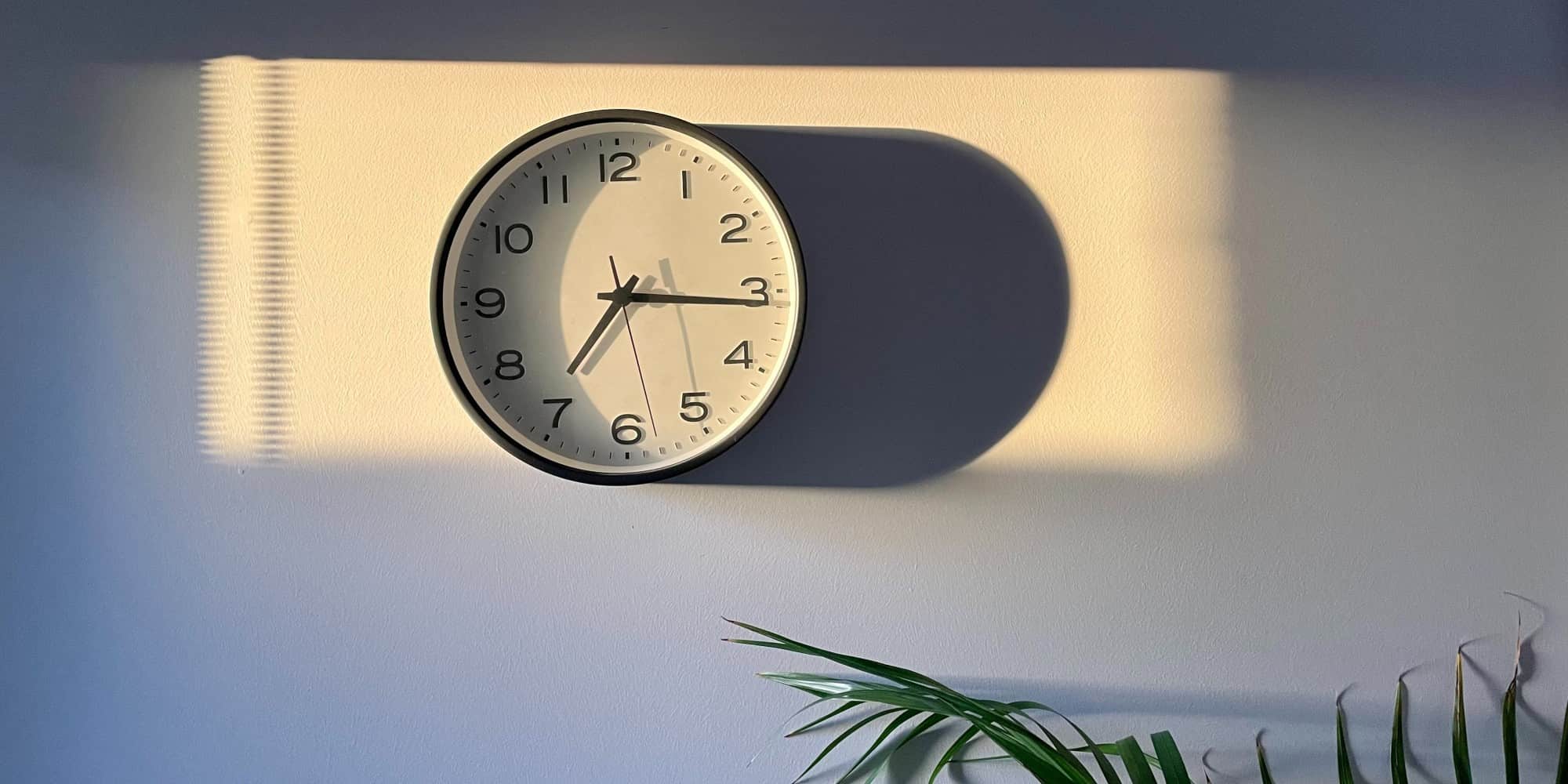 Αλλαγή ώρας - Ρολόι τοίχου που δείχνει την ώρα