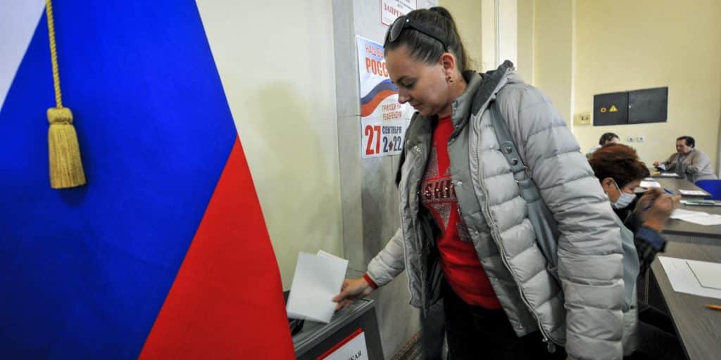 Με σημαία από τη Ρωσία, οι χώροι όπου διεξάγονται τα δημοψηφίσματα στις κατεχόμενες περιοχές
