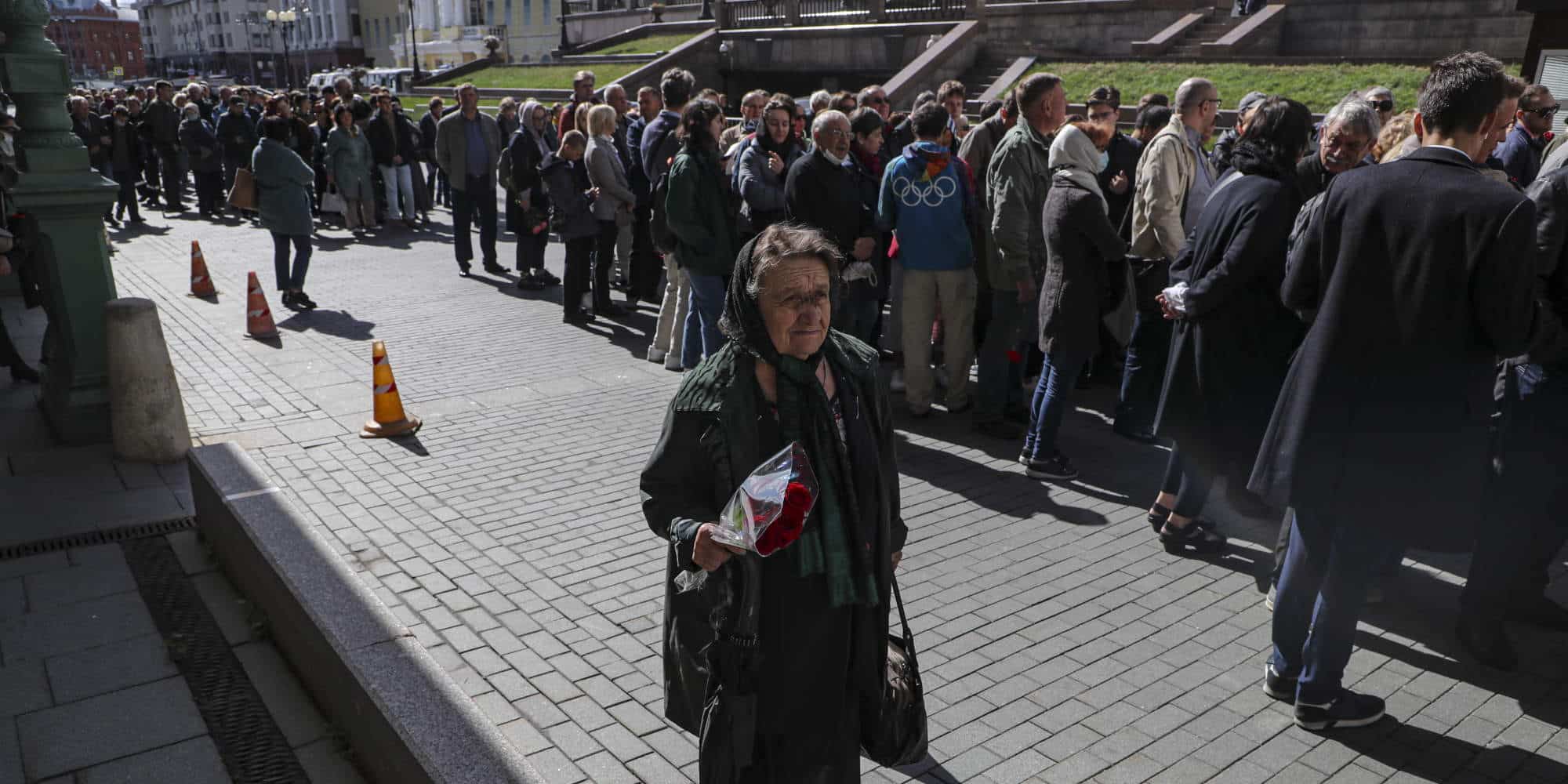 Πολίτες σχηματίζουν ουρές στη Μόσχα