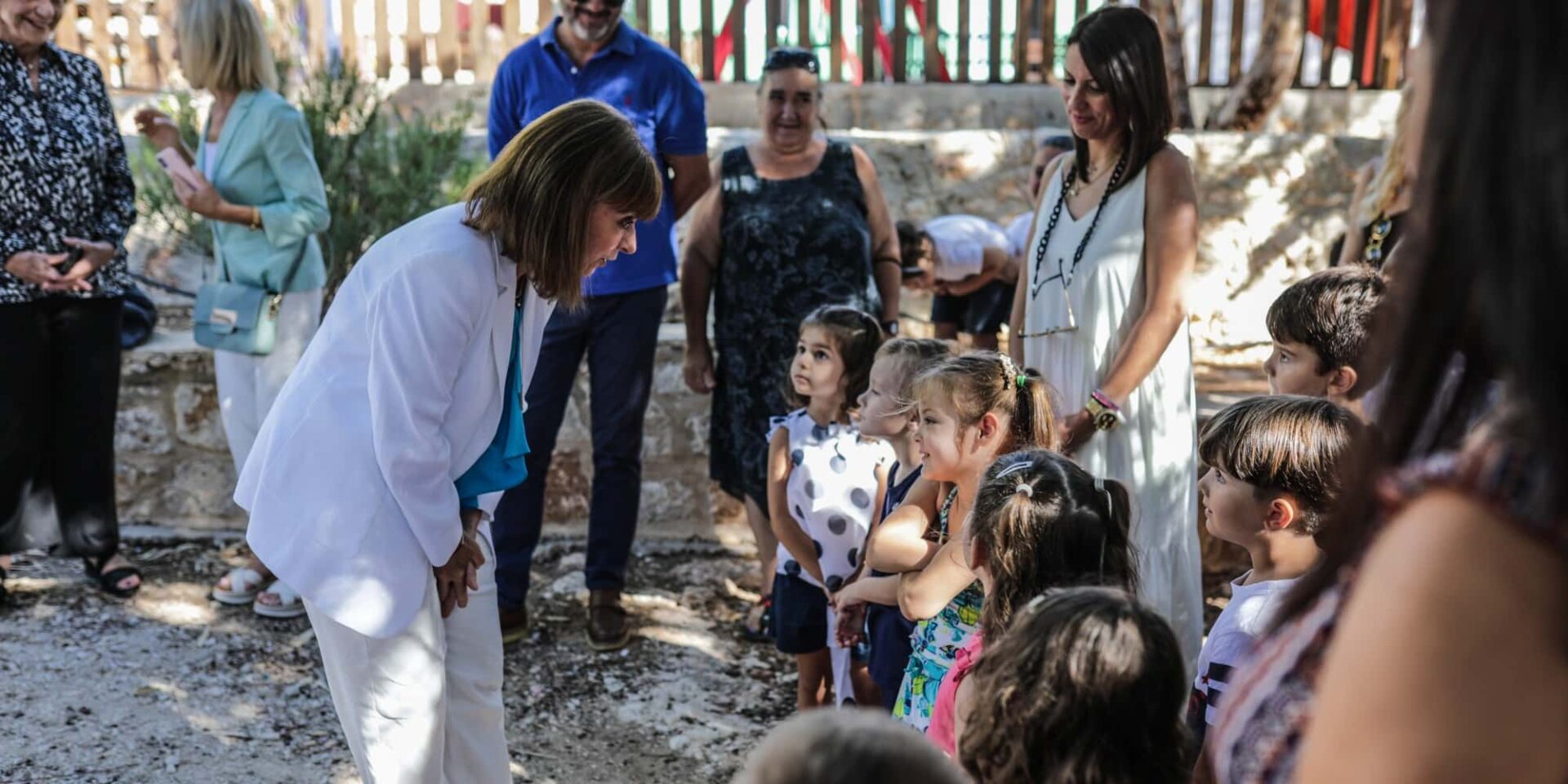 Η Κατερίνα Σακελλαροπούλου πήγε σε σχολεία της Χάλκης για τον αγιασμό