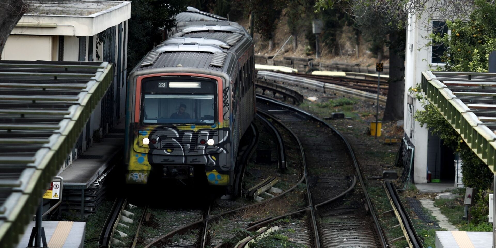 Συρμός του ΗΣΑΠ σε στάση