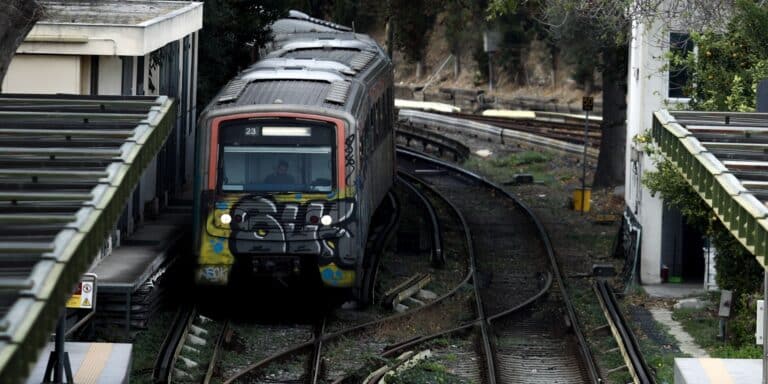 Τρόμος στον ΗΣΑΠ Περισσού: 31χρονος επιτέθηκε σε παρέα κοριτσιών με πριόνι!