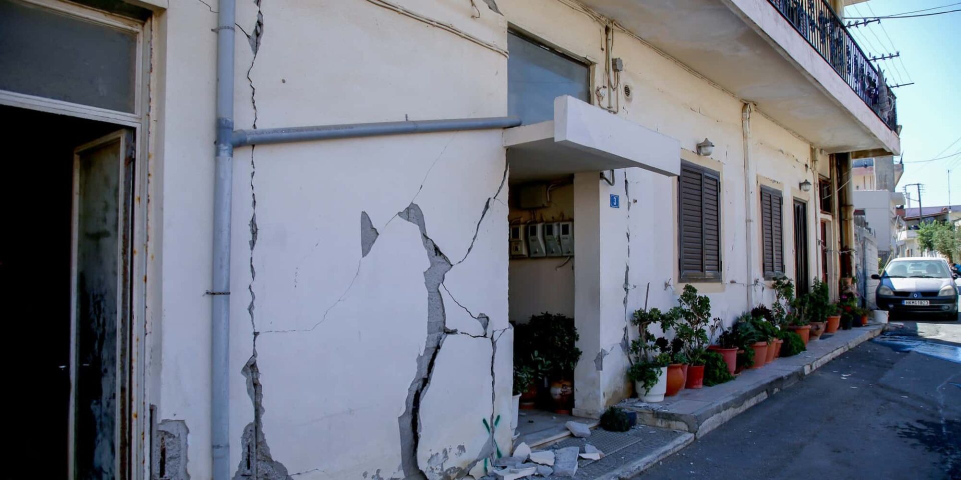 Εικόνα από τα σπίτια που επλήγησαν στον σεισμό στο Αρκαλοχώρι