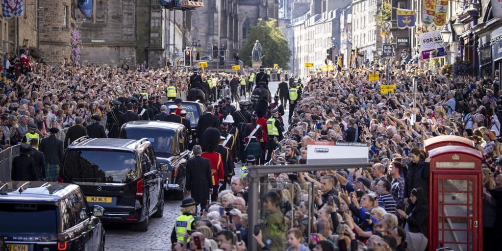 Πλήθος κόσμου στην κηδεία της βασίλισσας Ελισάβετ στη Σκοτία