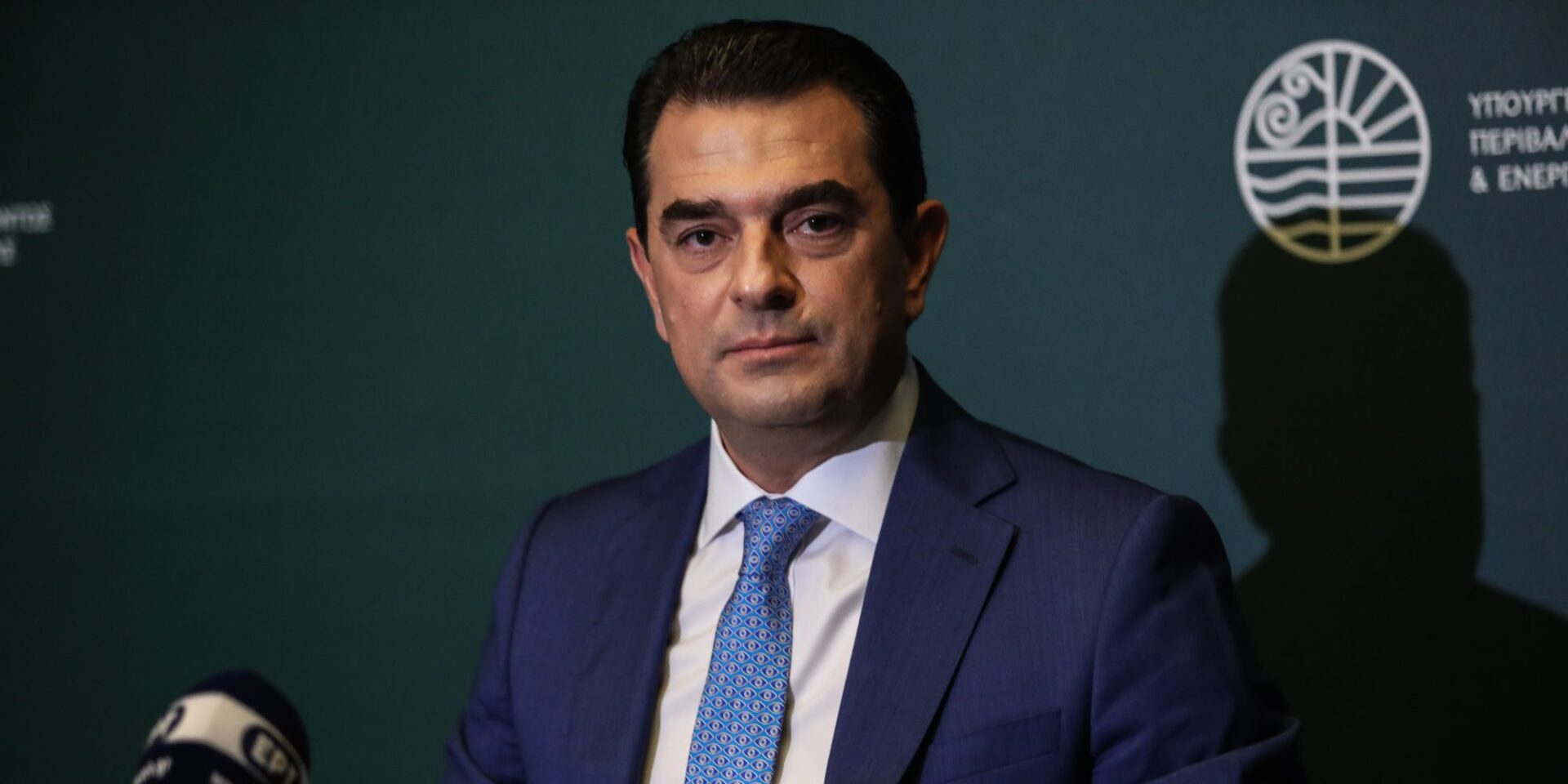 Ο Κώστας Σκρέκας σε ομιλία με μικρόφωνο της ΕΡΤ μπροστά του