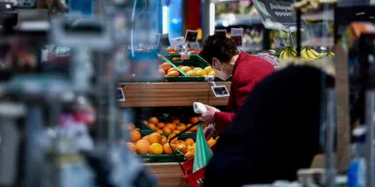 Συνεχίζεται το τσουνάμι ακρίβειας σε βασικά προϊόντα – «Ζαλίζει» η τιμή του λαδιού