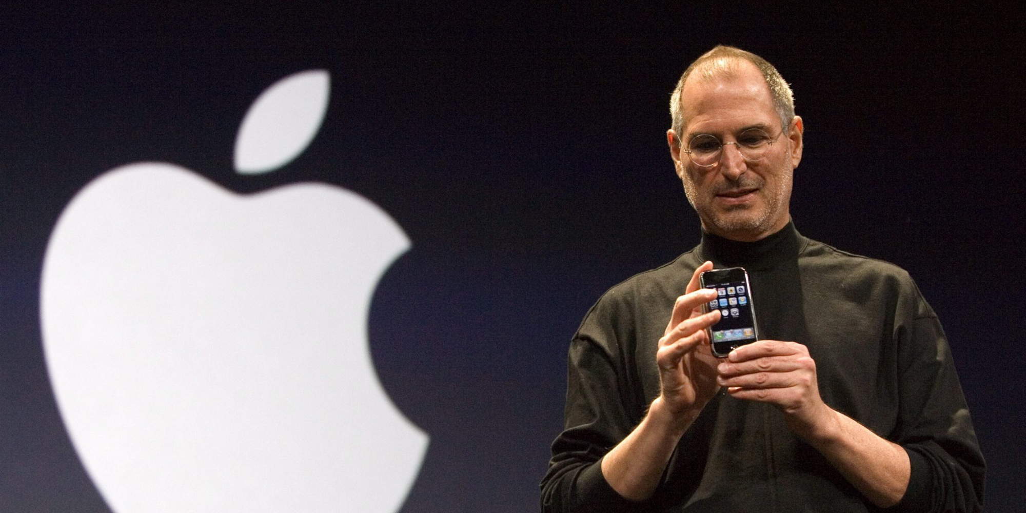 Ο συνιδρυτής της Apple, Στιβ Τζομπς, με το πρώτο iPhone ανά χείρας