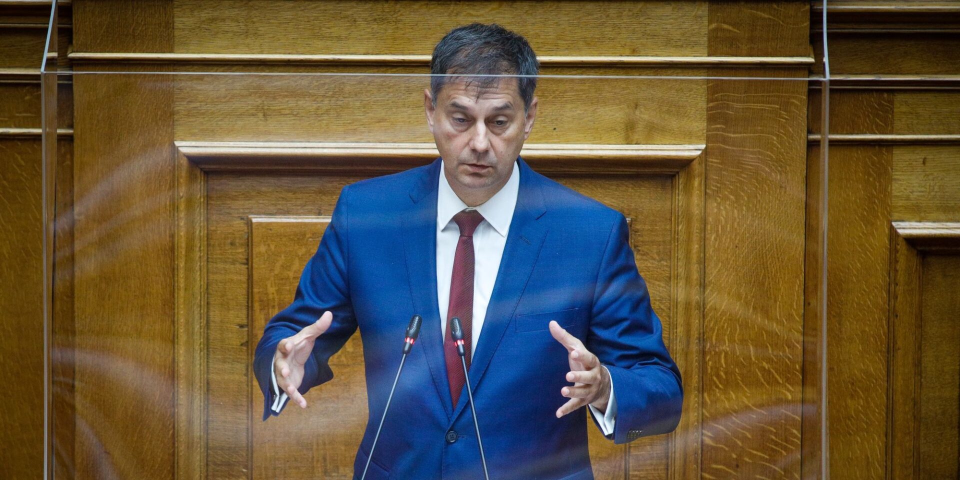 Ο κοινοβουλευτικός εκπρόσωπος της ΝΔ, Χάρης Θεοχάρης, στη Βουλή