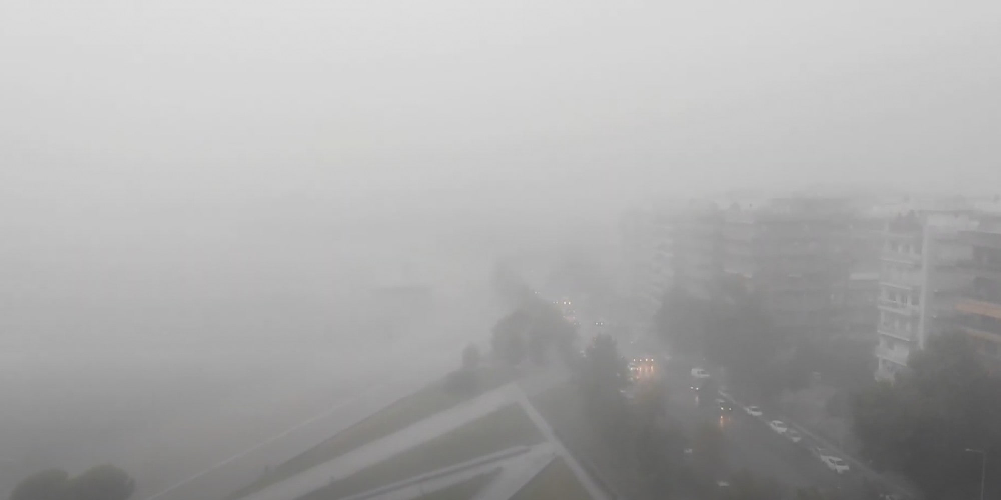 Η ομίχλη «εξαφάνισε» τον Θερμαϊκό στη Θεσσαλονίκη
