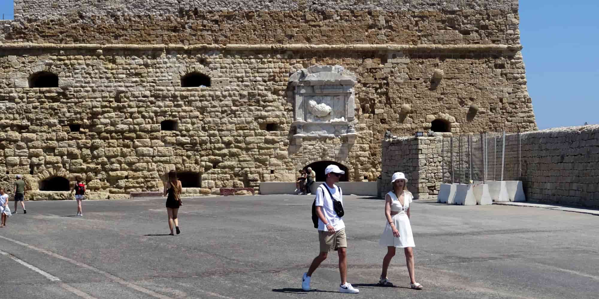 Τουρίστες κάνουν βόλτα στο Ηράκλειο