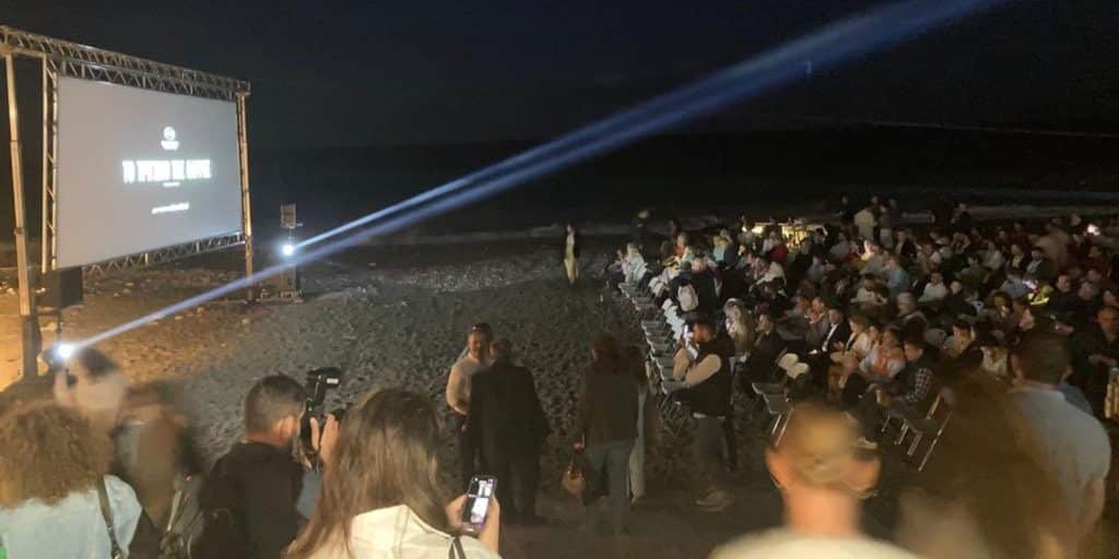 Θεατές παρακολουθούν το «Τρίγωνο της Θλίψης» στην παραλία της Χιλιαδούς