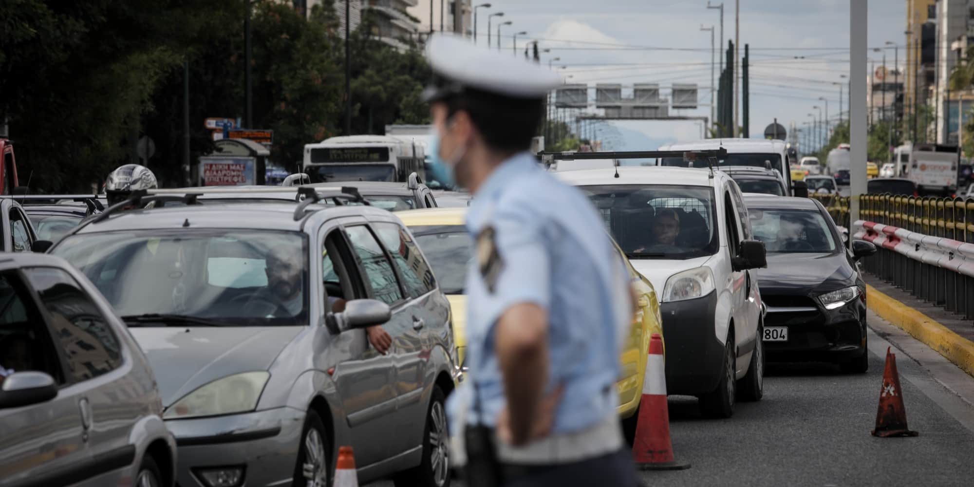 Αστυνομικός της Τροχαίας μπροστά από αυτοκίνητα