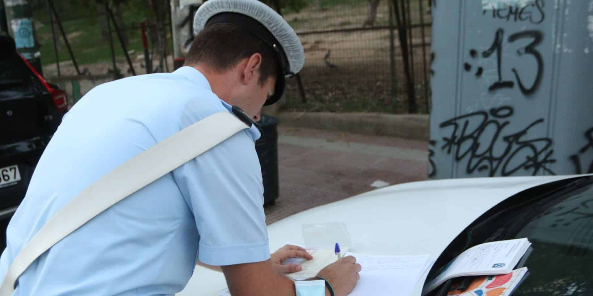 Τροχονόμος επιδίδει κλήση