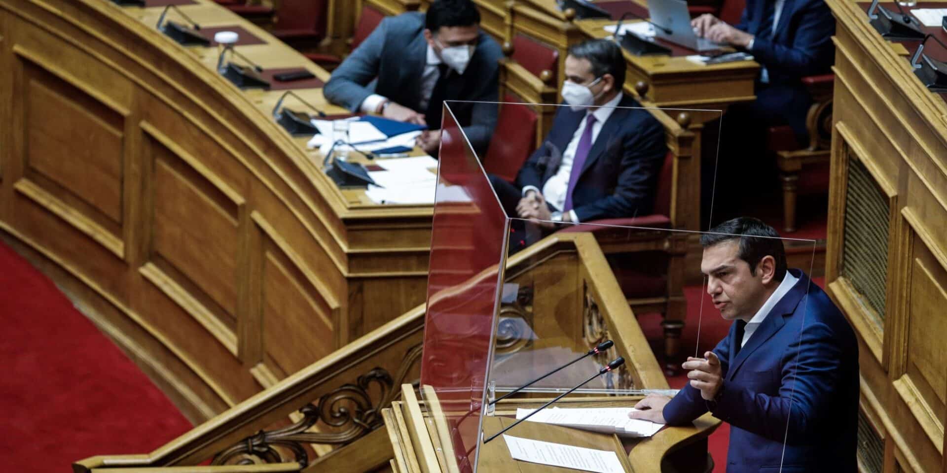 Ο Αλέξης Τσίπρας μιλά με φόντο τον Κυριάκο Μητσοτάκη