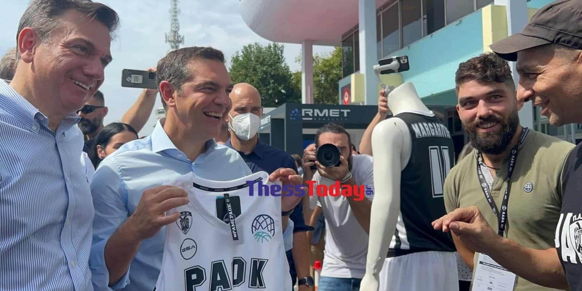 Ο Αλέξης Τσίπρας με ανθρώπους του ΠΑΟΚ στη Θεσσαλονίκη