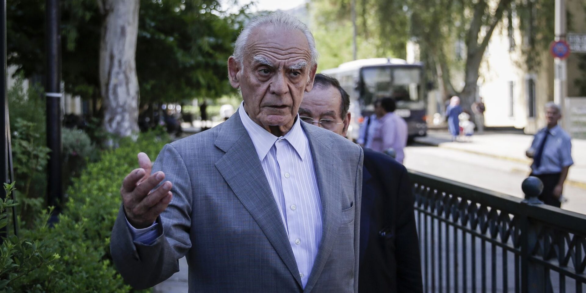 Ο Άκης Τσοχατζόπουλος με γκρι σακάκι στην απολογία του