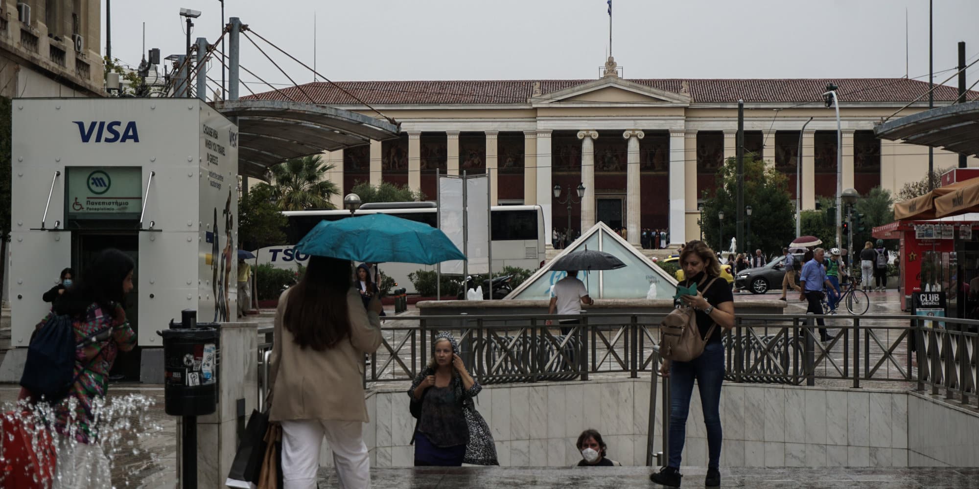 Βροχή στο κέντρο της Αθήνας με τον κόσμο να κρατά ομπρέλες