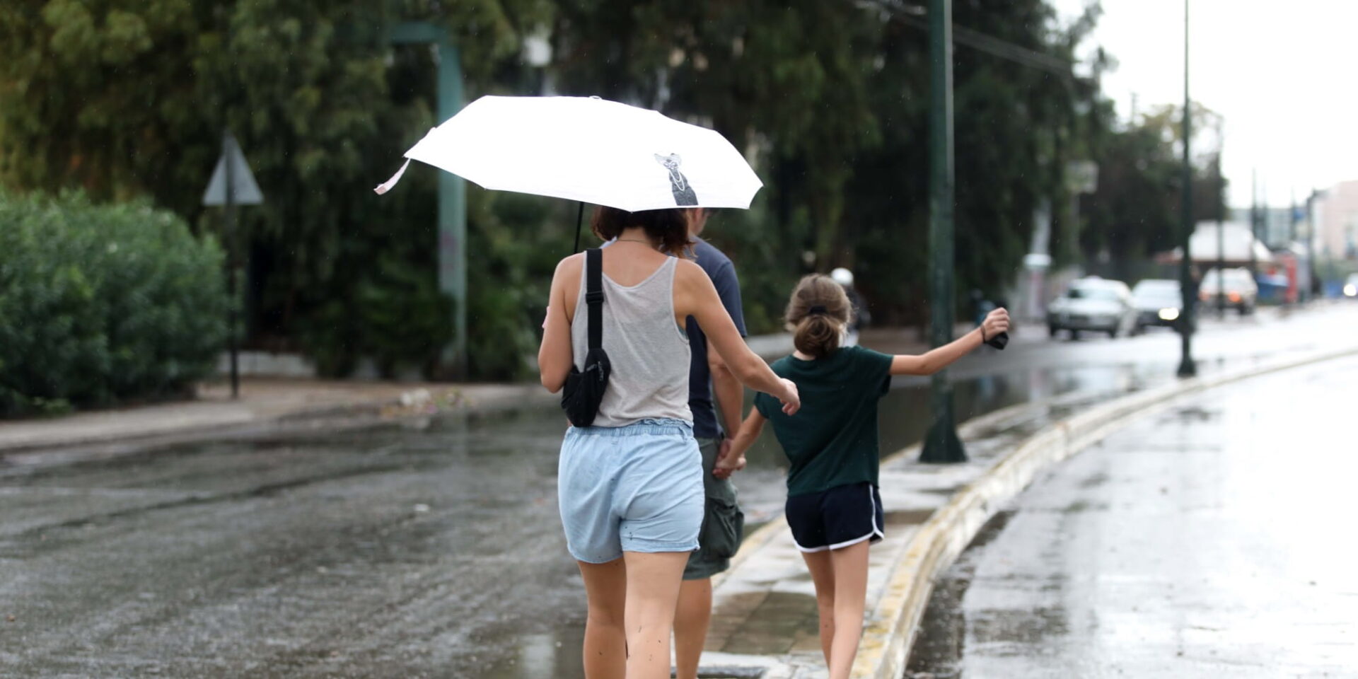 Βροχερός καιρός στο κέντρο της Αθήνας