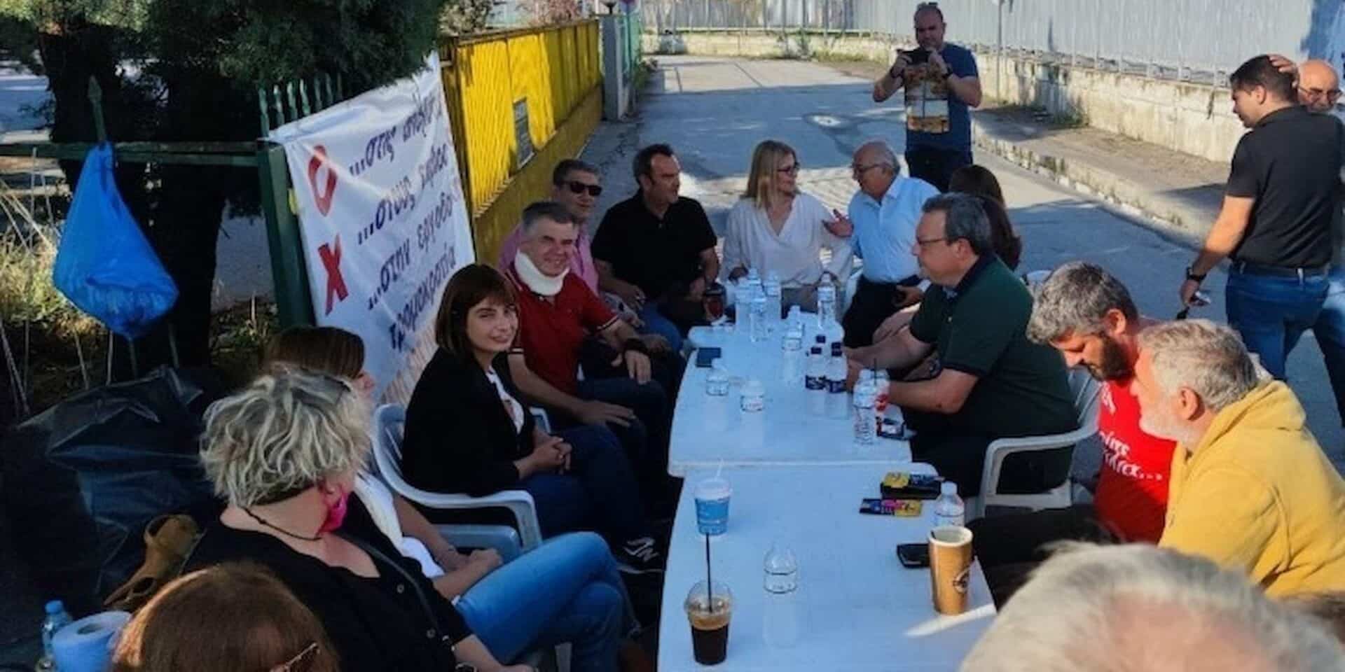 Η Ράνια Σβίγκου με τους απεργούς στην «Μαλαματίνα»