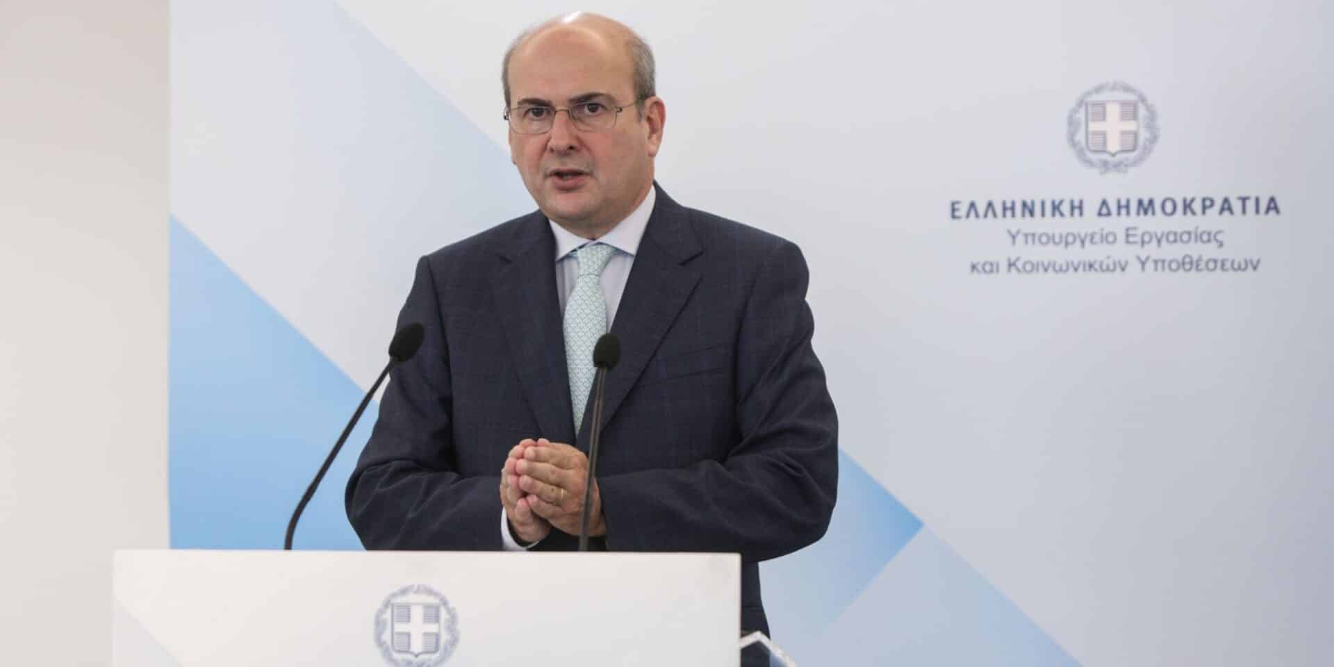 Ο Κωστής Χατζηδάκης στο βήμα κατά τη διάρκεια ομιλίας του