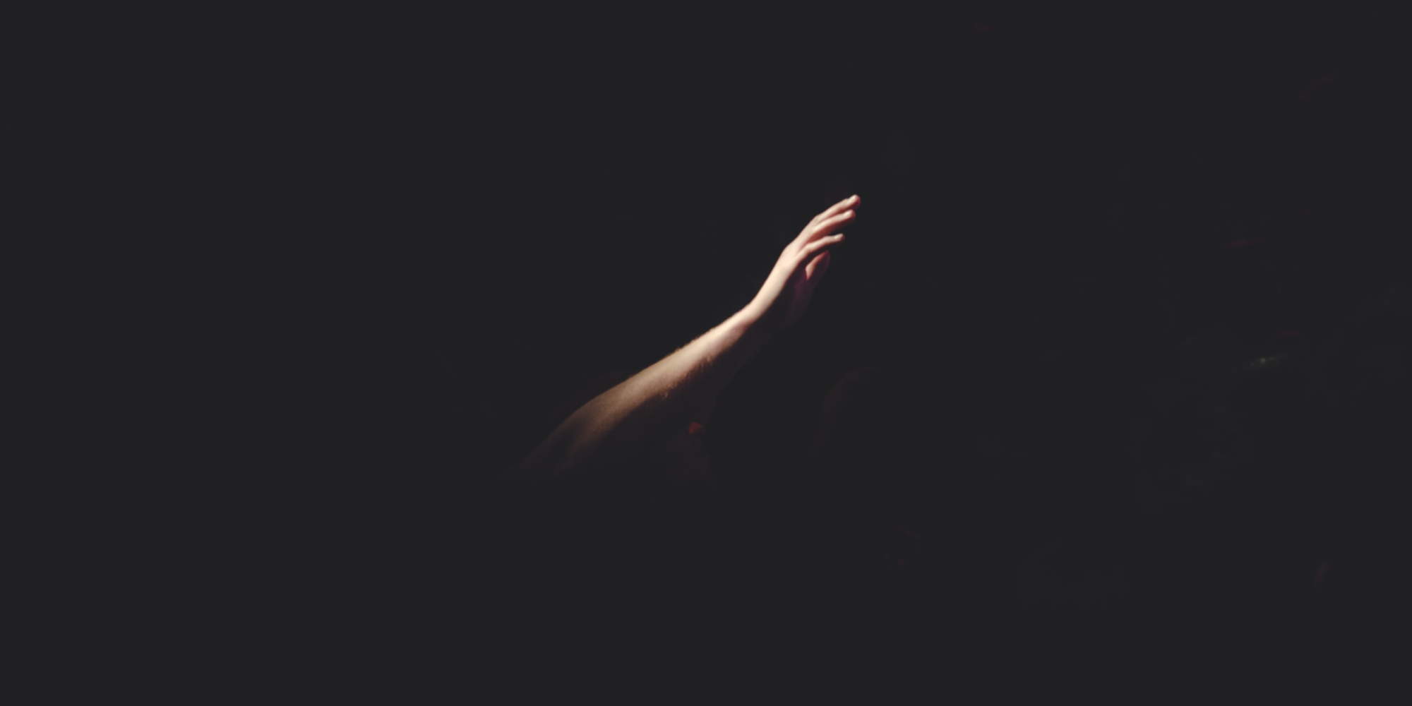 Ανθρώπινο χέρι στο σκοτάδι