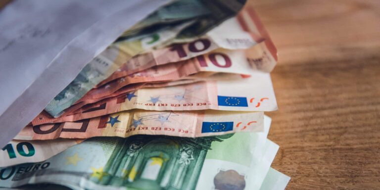 Έκτακτο επίδομα Χριστουγέννων: Πότε θα δοθεί – Ποιοι θα πάρουν τα 200 ευρώ