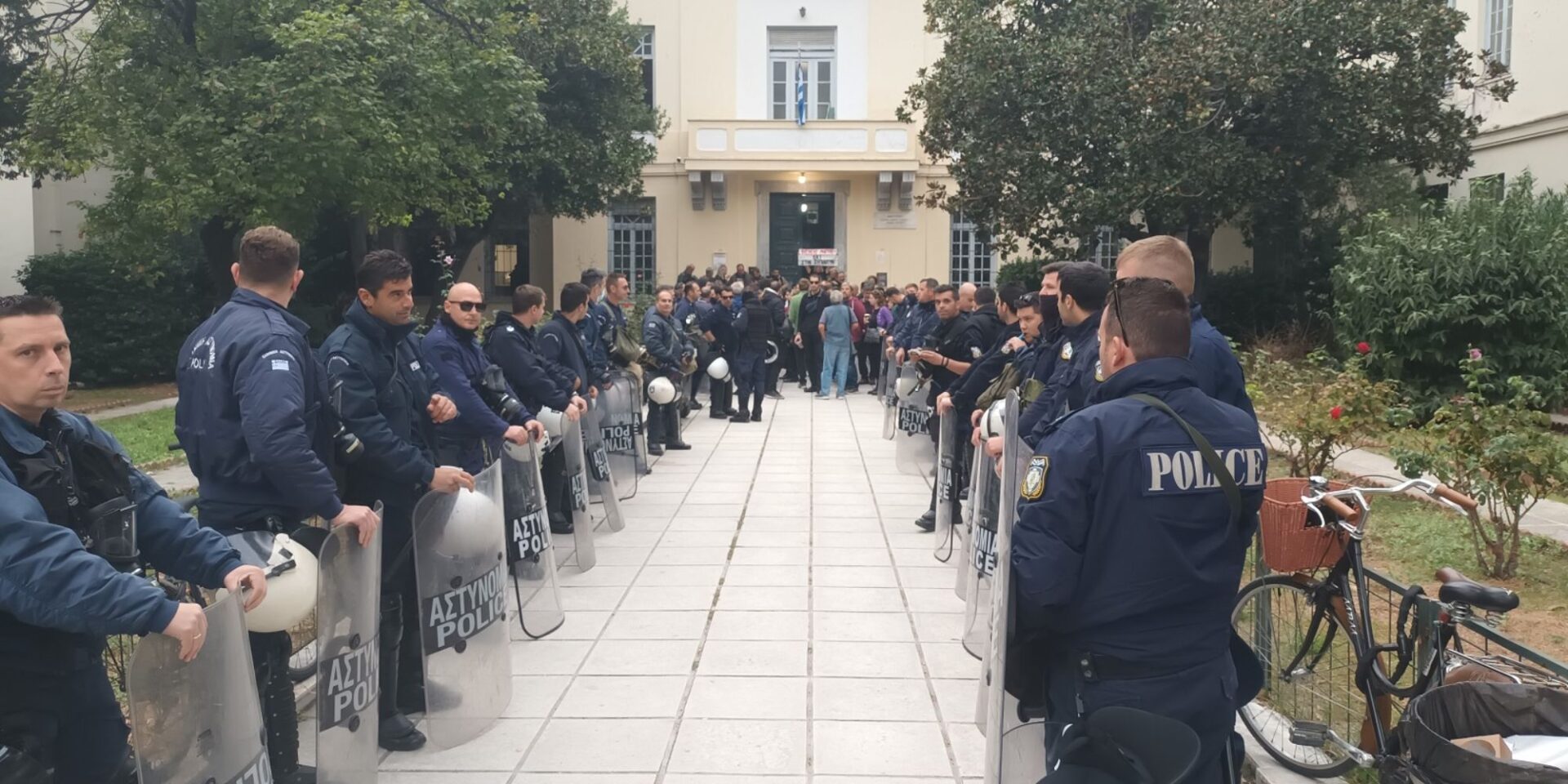 ΜΑΤ έξω από τα δικαστήρια του Βόλου στη δίκη για τον θάνατο του Βασίλη Μάγγου