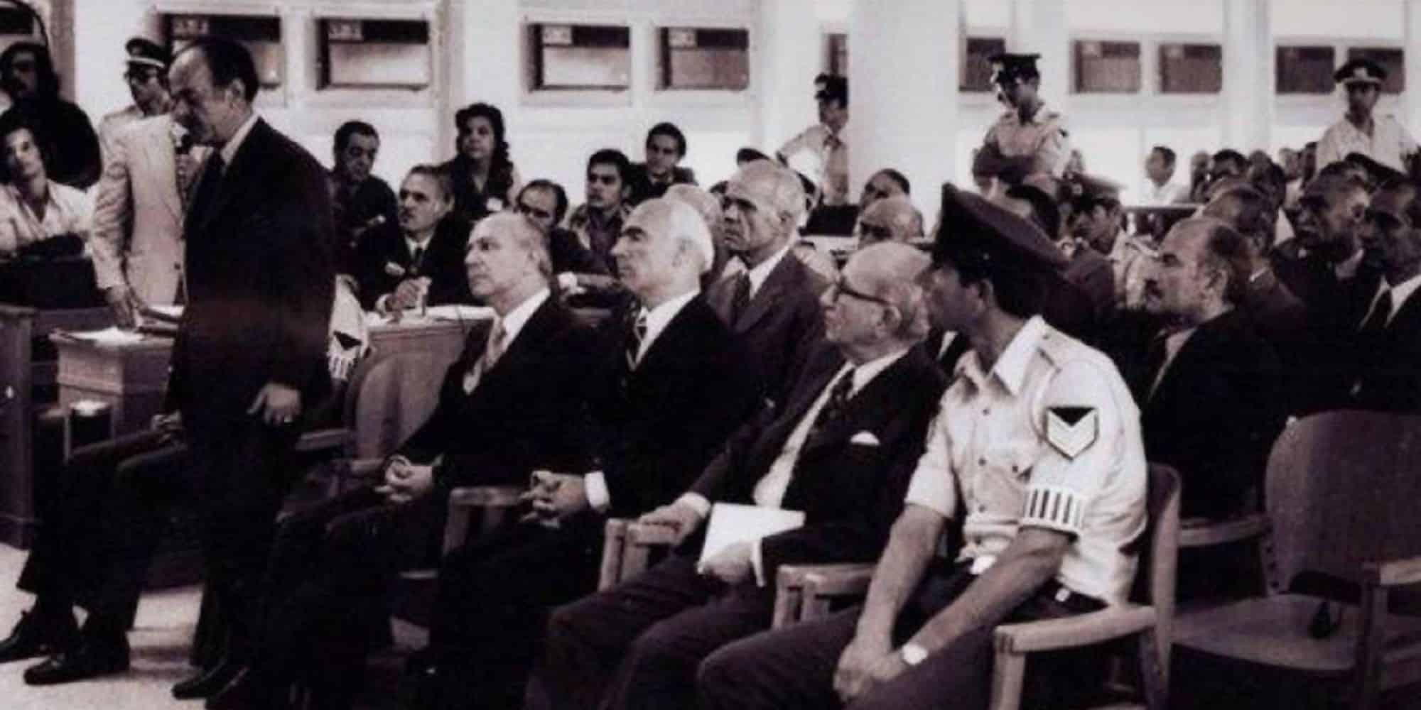 H δίκη των Χουντικών στις φυλακές Κορυδαλλού - Όρθιος ο Γεώργιος Παπαδόπουλος