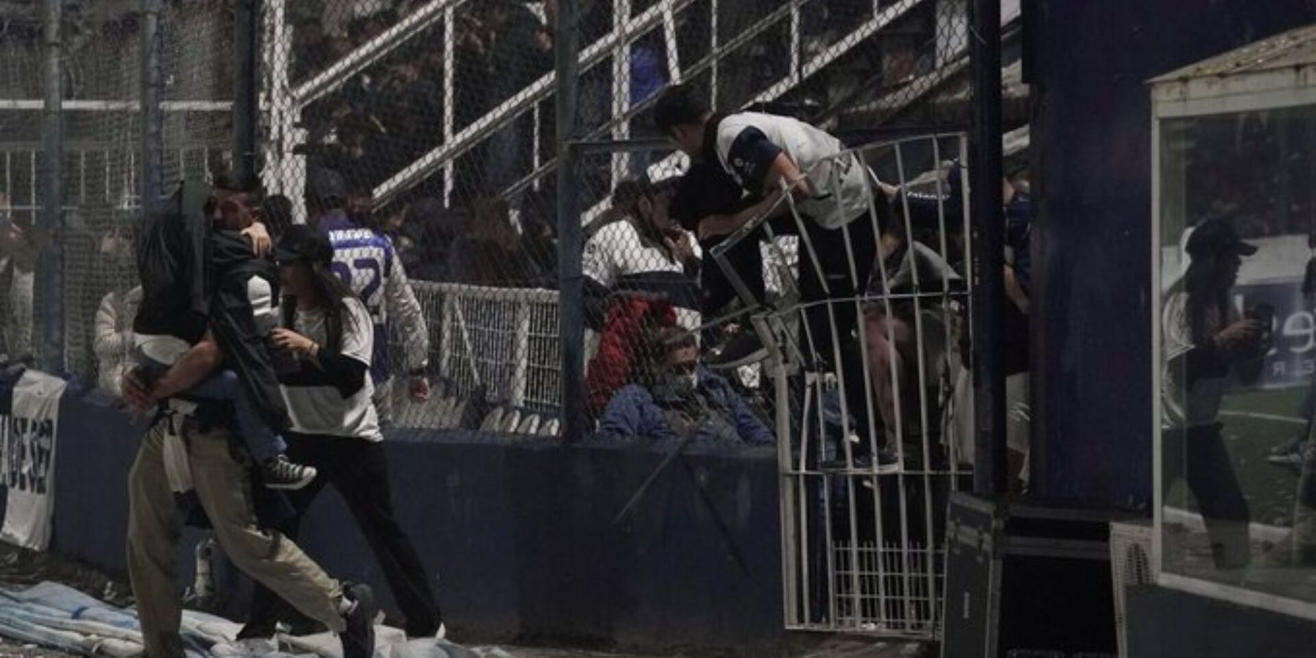 Εικόνα από τα επεισόδια Χιμνάσια-Μπόκα