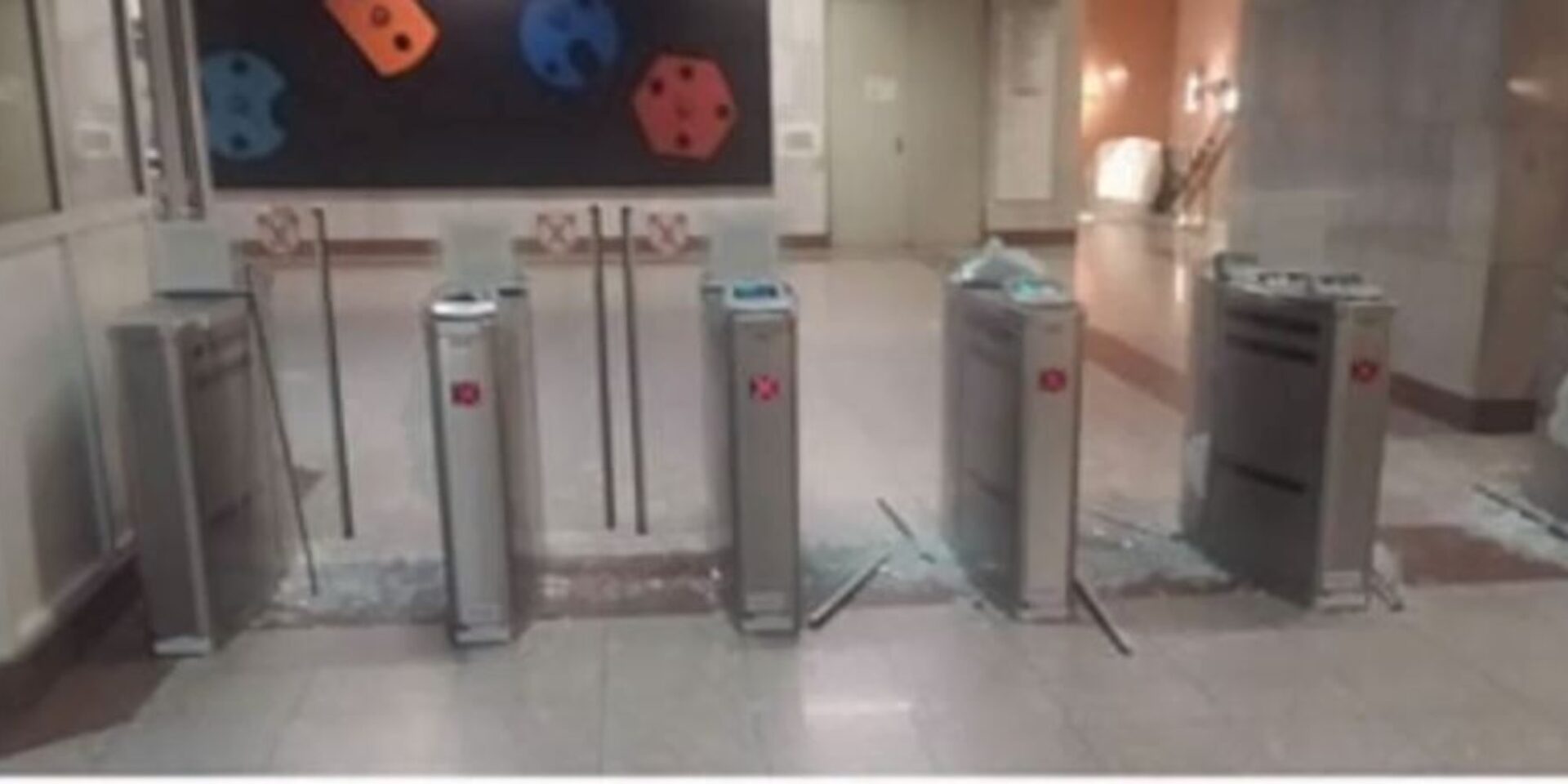 Εικόνα από την επίθεση στο στάση μετρό Συγγρού-ΦΙΞ
