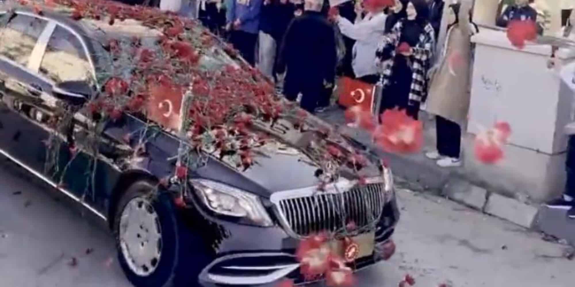 Τα ροδοπέταλα στο αμάξι του Ερντογάν