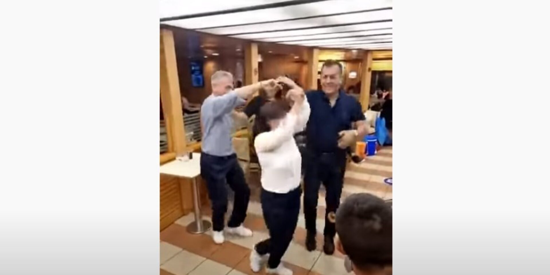 Ο Γιάννης Βρούτσης χορεύει στο πλοίο